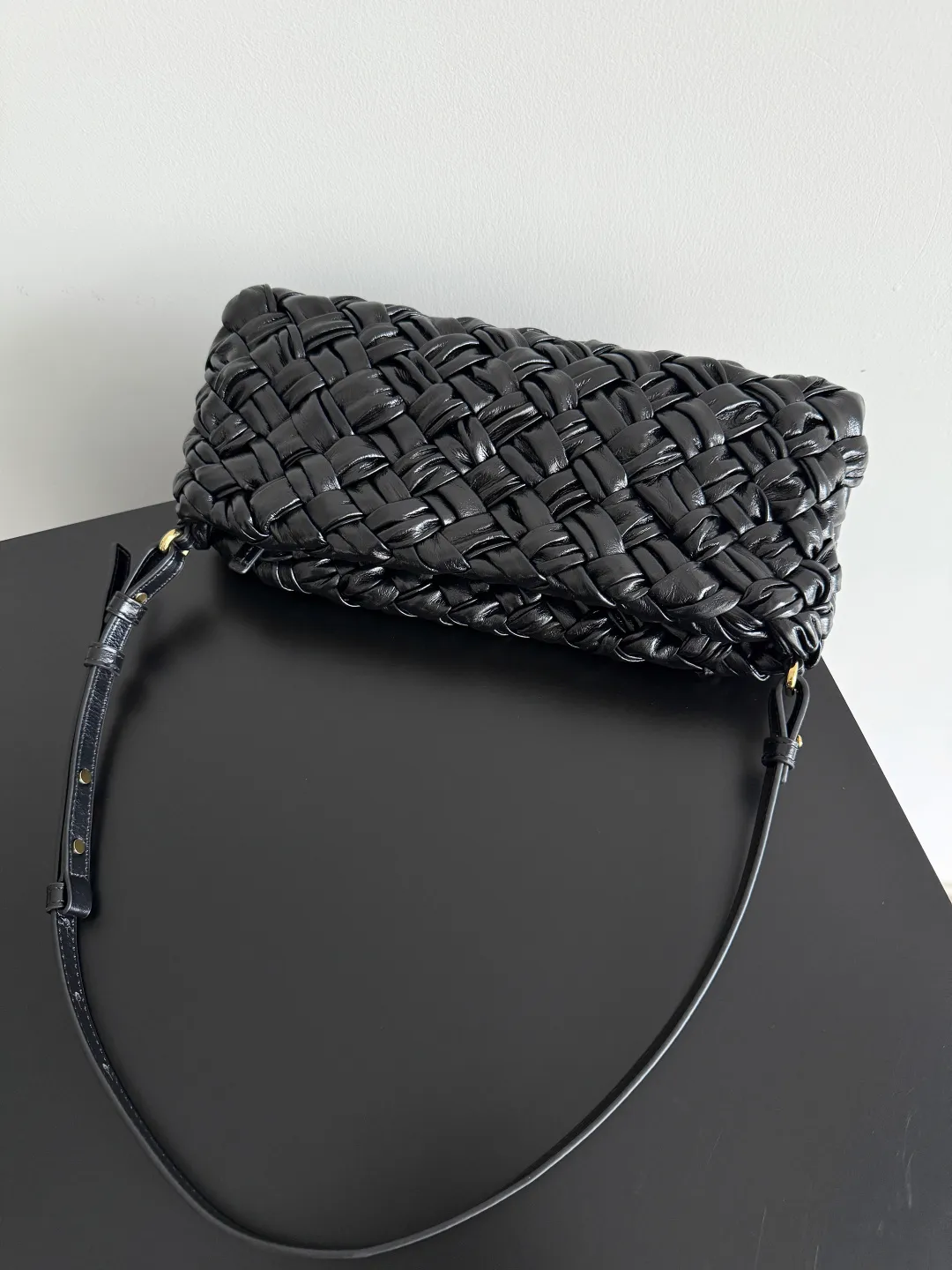 Batch 2560 BottegaVeneta's latest Kalimero cha cha fashionable chacha woven handbag, a solid product! This is really not easy to make. The oil-waxed cowhide used requires craftsmen with more than 10 years of experience to produce the effect. The hand-knitting process is very difficult and time-consuming. It is a very heavy-duty product. It has a unique texture and is worth buying. The length of the shoulder straps is also perfectly adjustable. Style number: 785780 Size: 28.5*15*6cm